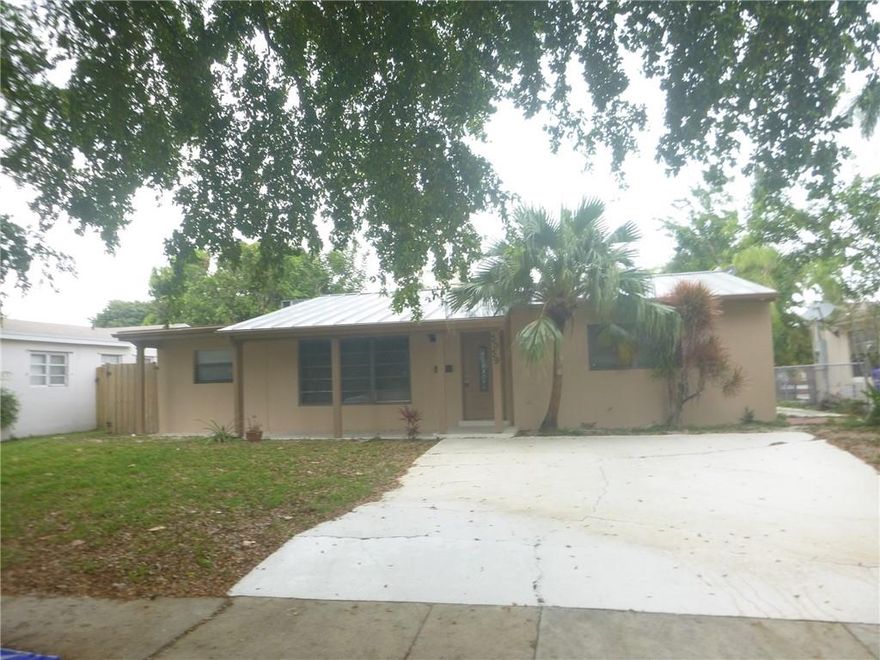 RENOVATED HOME ON CANAL!!!!!! SPACIOUS 3 BEDROOMS PLUS DEN/BONUS ROOM WHICH CAN EASILY BE CONVERTED TO 4TH BEDROOM. INTERIOR FEATURES BRAND NEW KITCHEN  WITH GRANITE COUNTERS, AND  STAINLESS STEEL APPLIANCES, BRAND NEW WOOD FLOORING, CARPET IN BEDROOMS. I NTERIOR EXTERIOR HAS BEEN FRESHLY PAINTED AND READY TO MOVE IN, THIS IS NOT A SHORT SALE OR REO, SELLER IS READY TO CLOSE