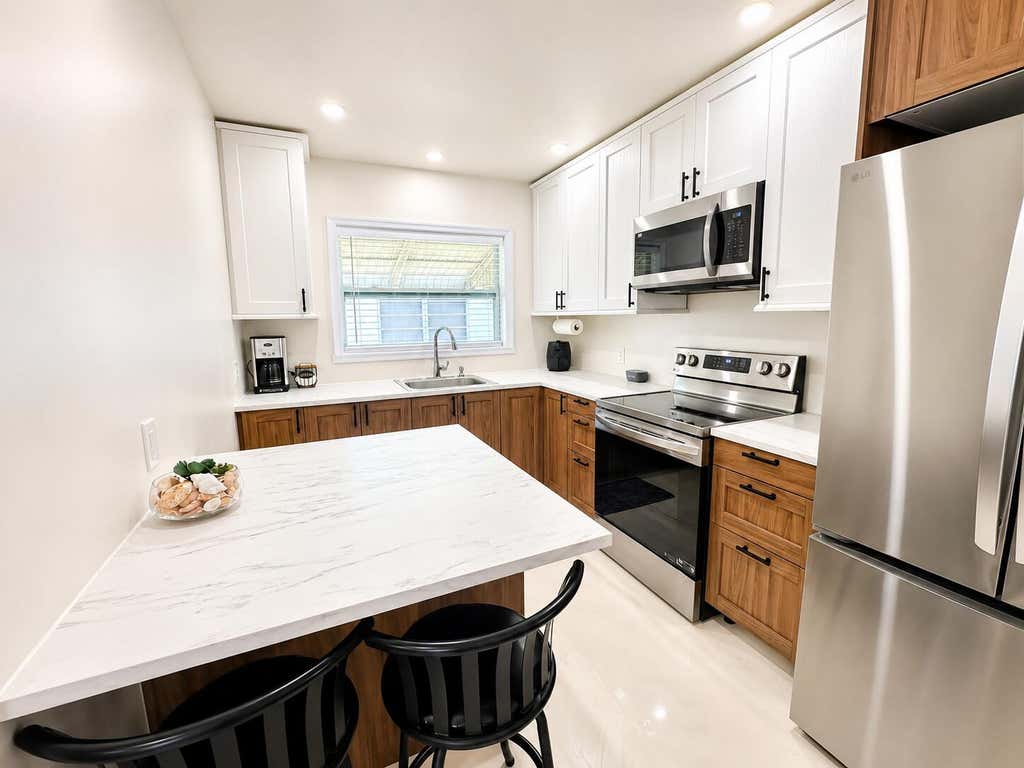Photo of 825 NE 6th Street #2, Hallandale Beach, FL 33009 (MLS # B26046434)