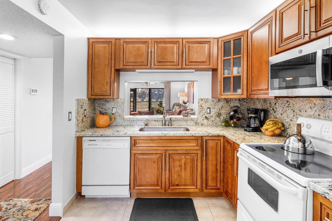 HUNTINGTON LAKES SEC FIVE CONDOS - Residential