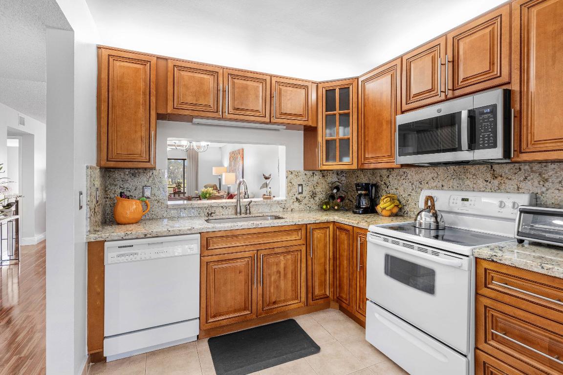 HUNTINGTON LAKES SEC FIVE CONDOS - Residential