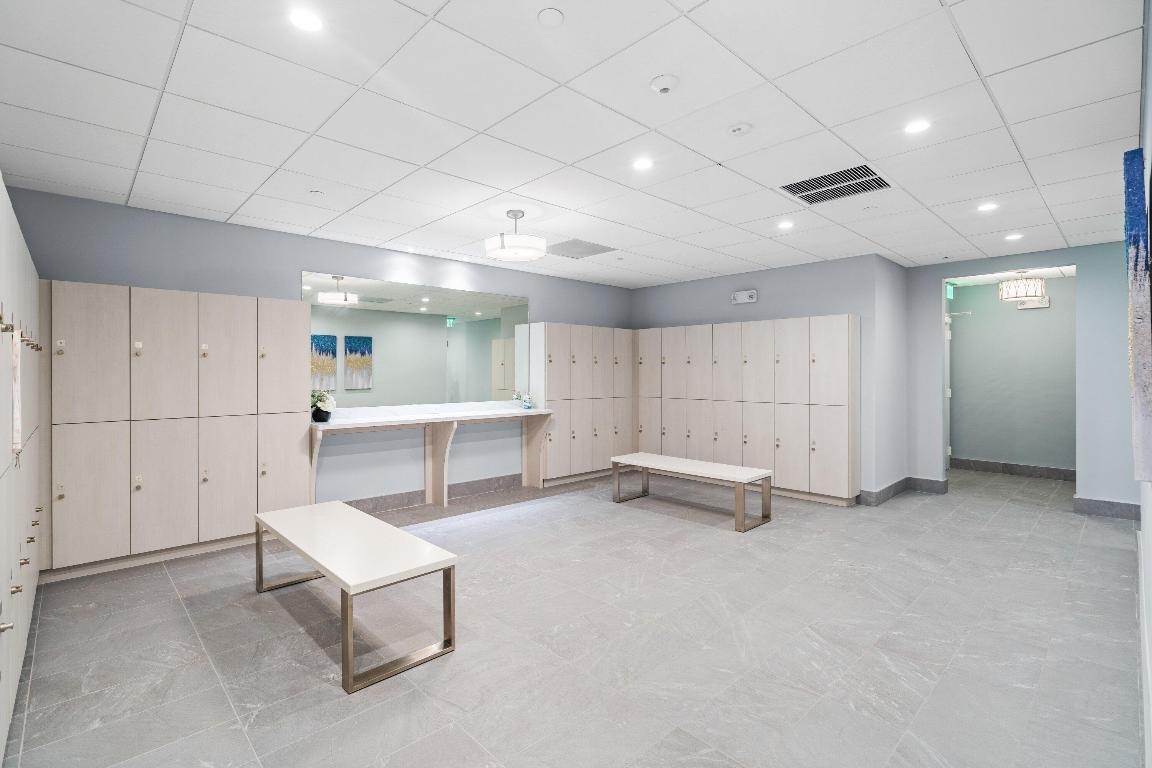 HUNTINGTON LAKES SEC FIVE CONDOS - Residential