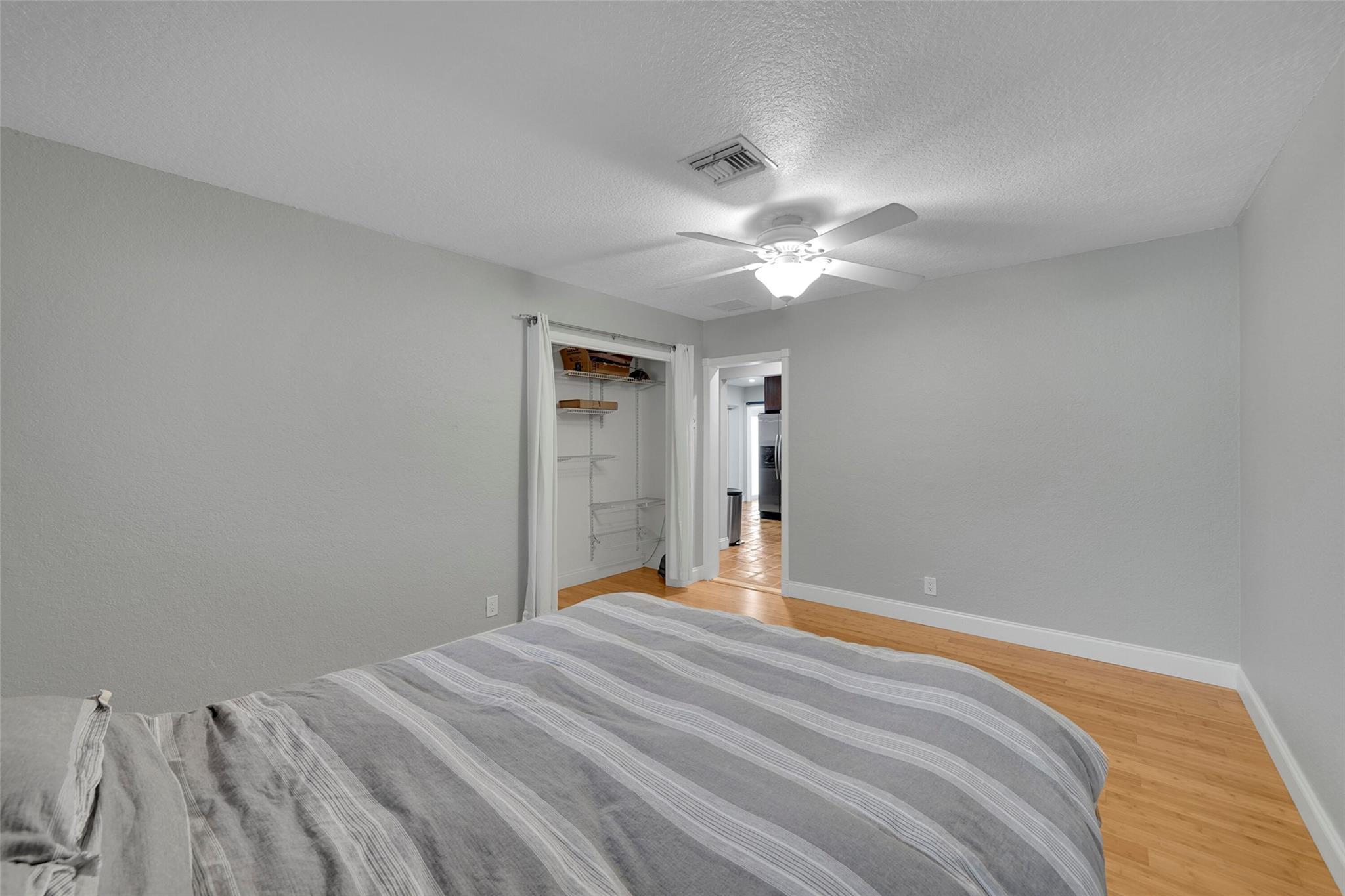 Hollywood Hills 6-22 B - Residential Lease