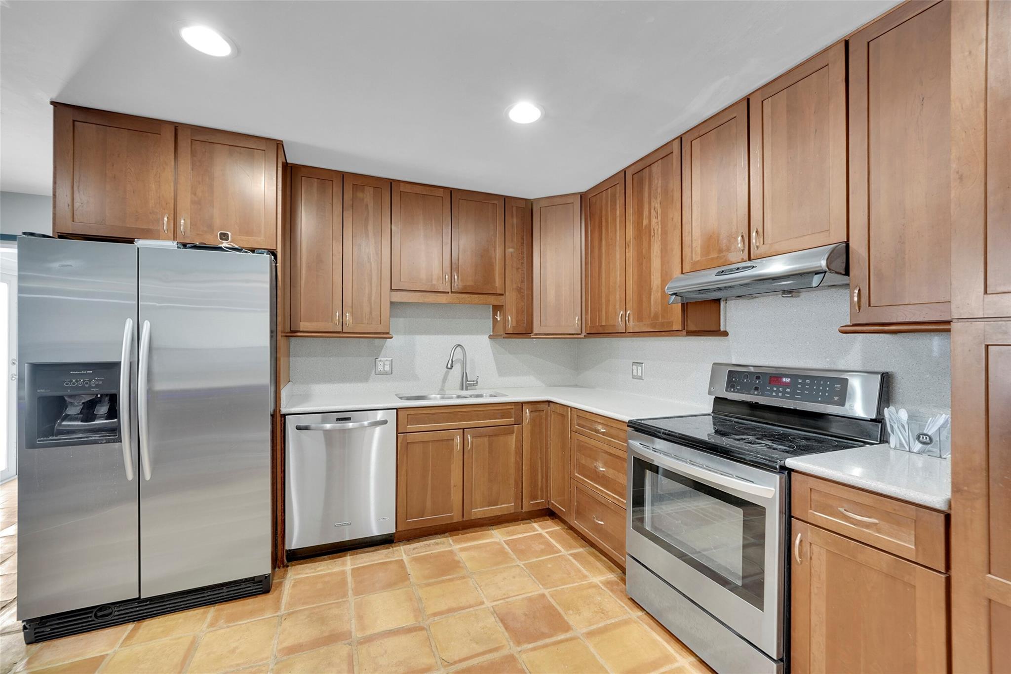 Hollywood Hills 6-22 B - Residential Lease