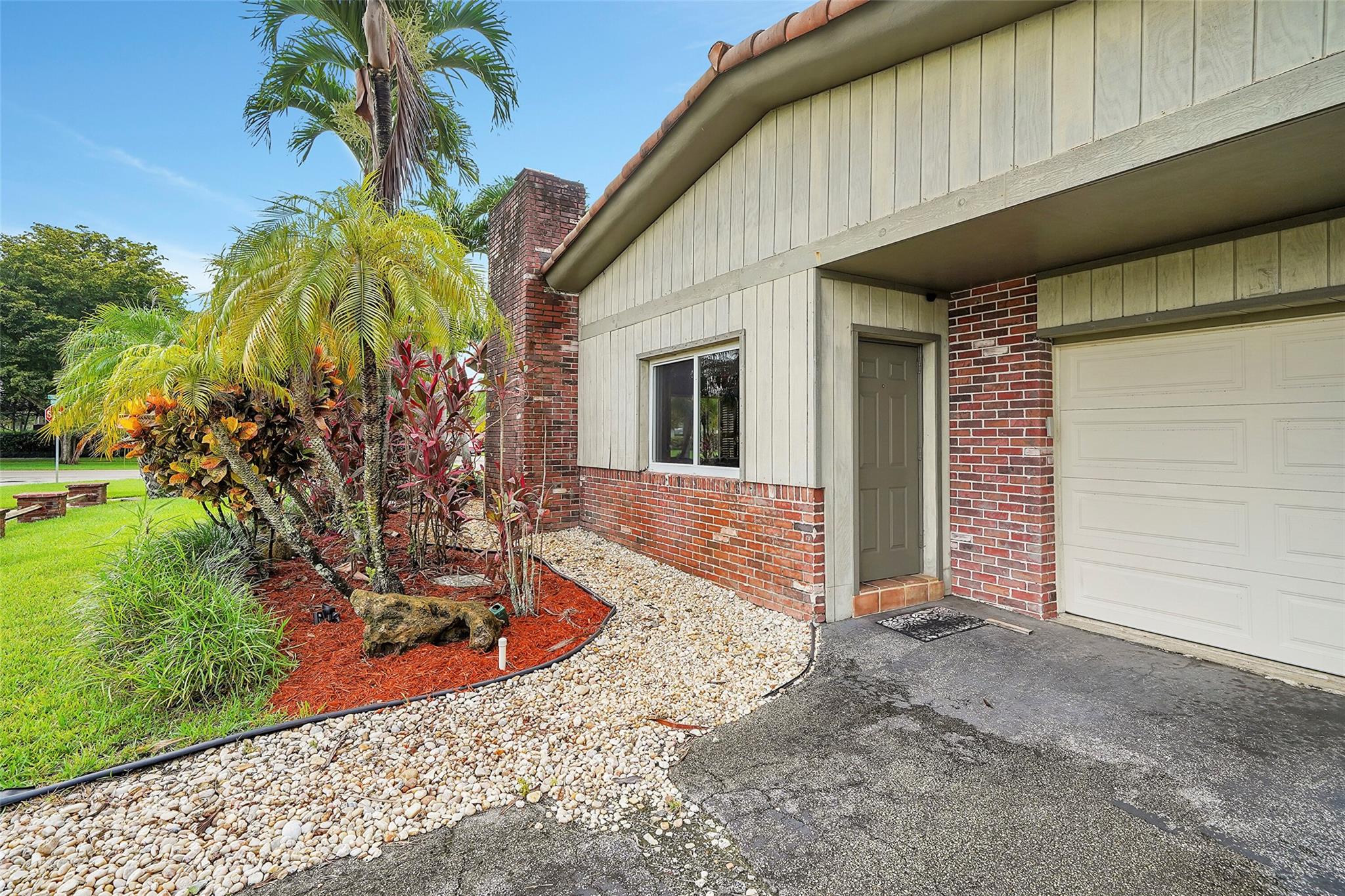 Hollywood Hills 6-22 B - Residential Lease