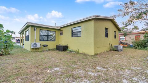 Single Family Residence in Deerfield Beach FL 166 5th Street St 30.jpg