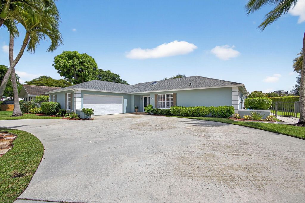 Photo of 4179 Oak Street, Palm Beach Gardens, FL 33418 (MLS # R11115291)