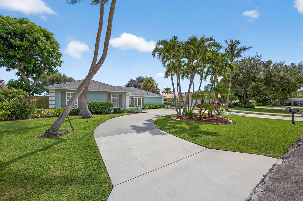 Photo of 4179 Oak Street, Palm Beach Gardens, FL 33418 (MLS # R11115291)