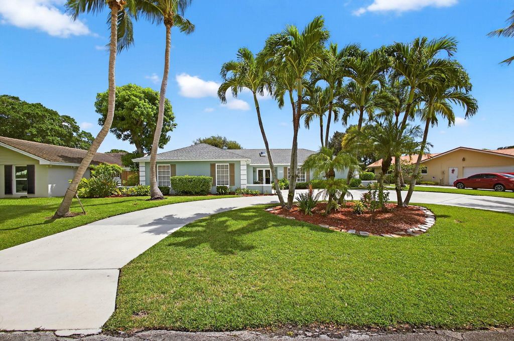 Photo of 4179 Oak Street, Palm Beach Gardens, FL 33418 (MLS # R11115291)