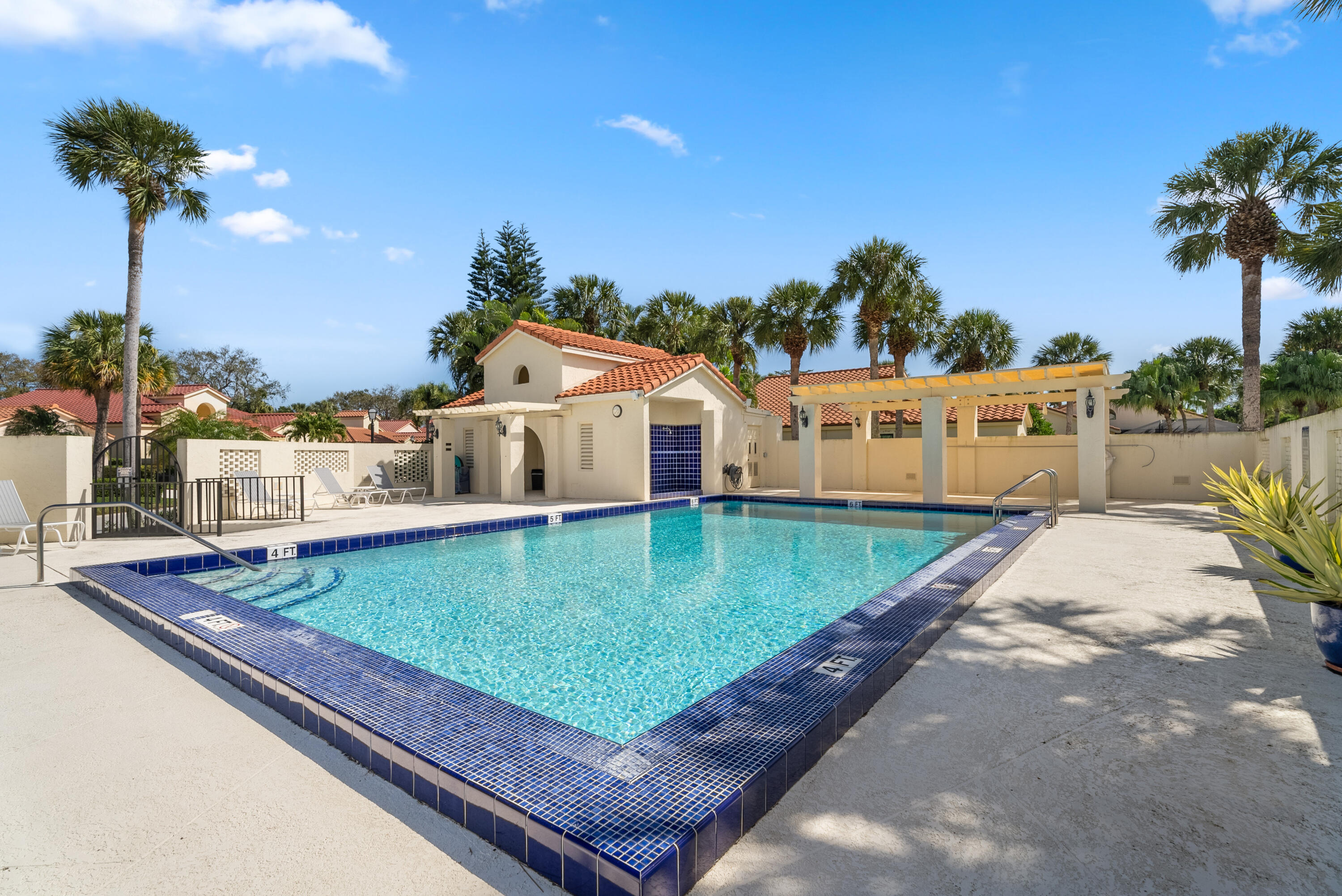 HIDDEN COVE AT JONATHANS LANDING - Residential