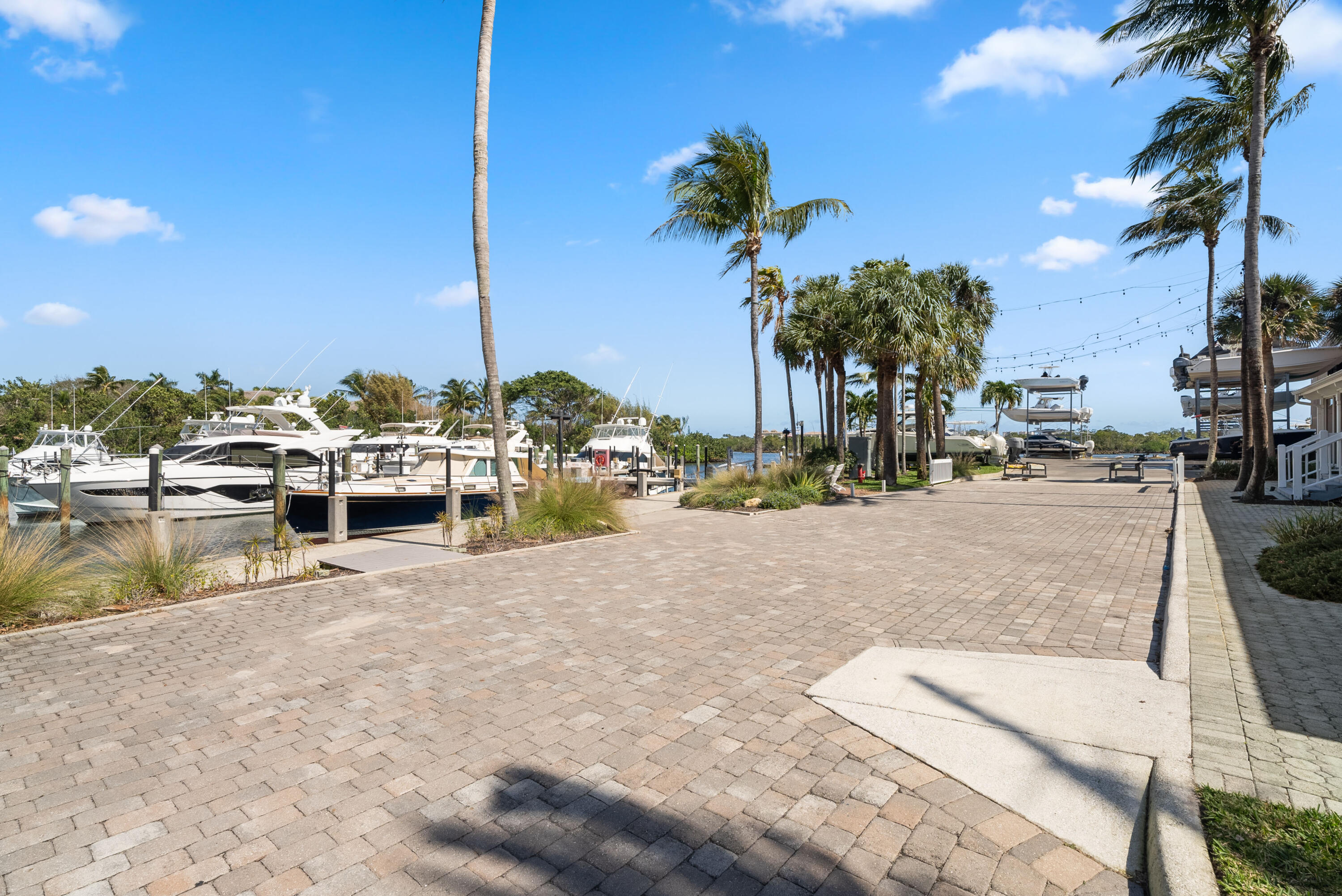 HIDDEN COVE AT JONATHANS LANDING - Residential