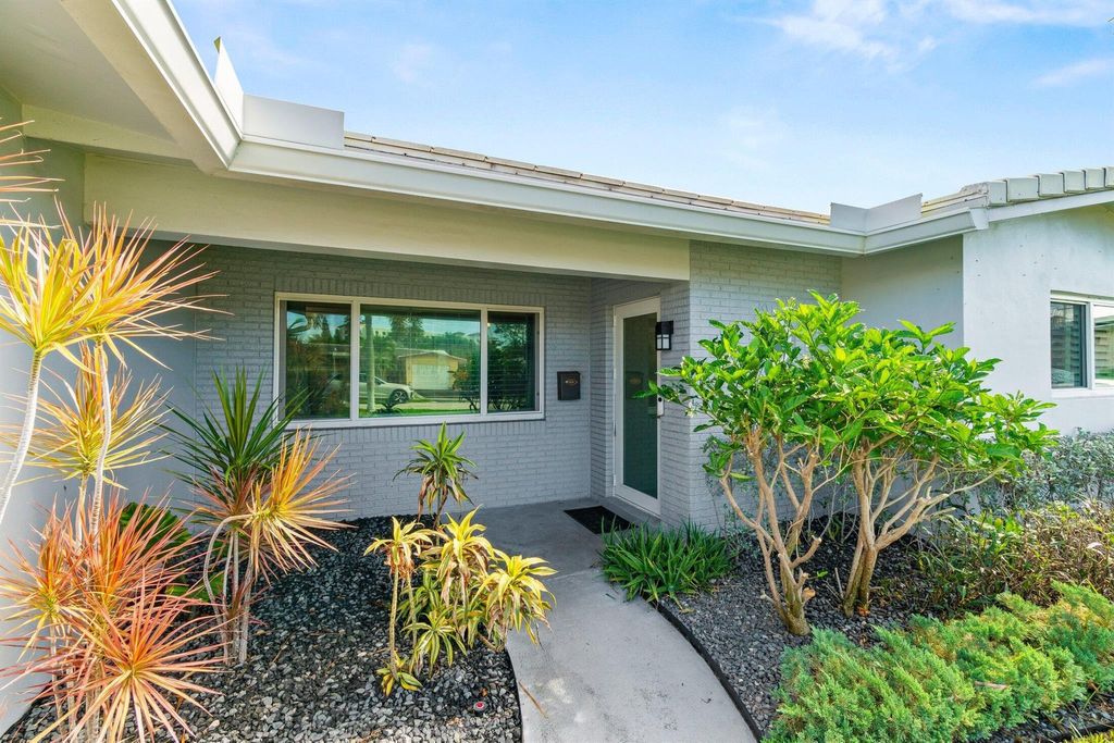 Photo of 229 SW 5th Street, Boca Raton, FL 33432 (MLS # R11102185)