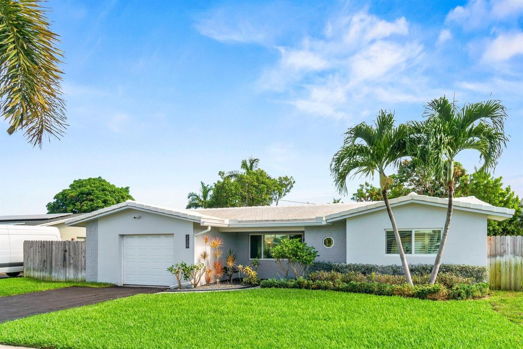 Photo of 229 SW 5th Street, Boca Raton, FL 33432 (MLS # R11102185)