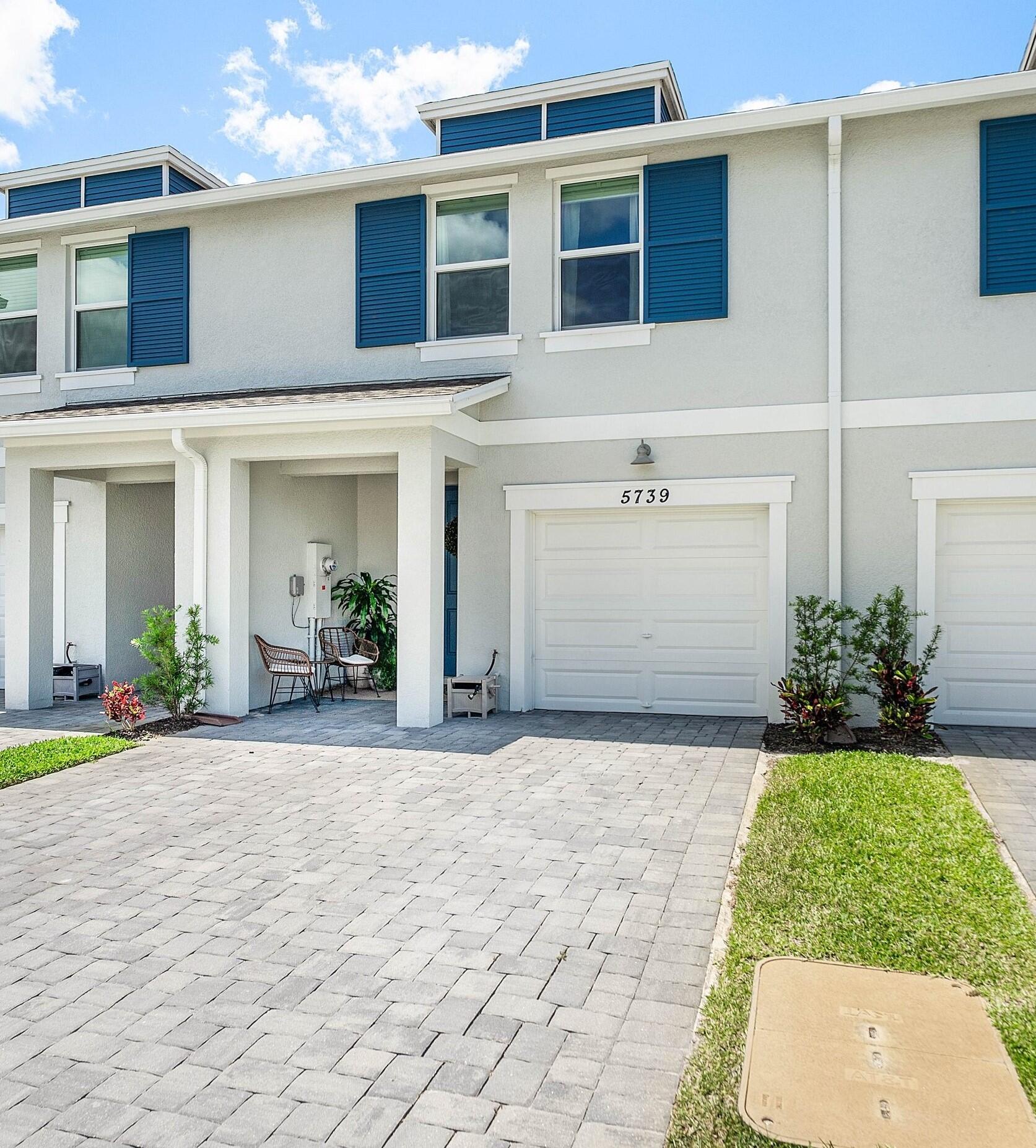 5739 SE Edgewater Circle