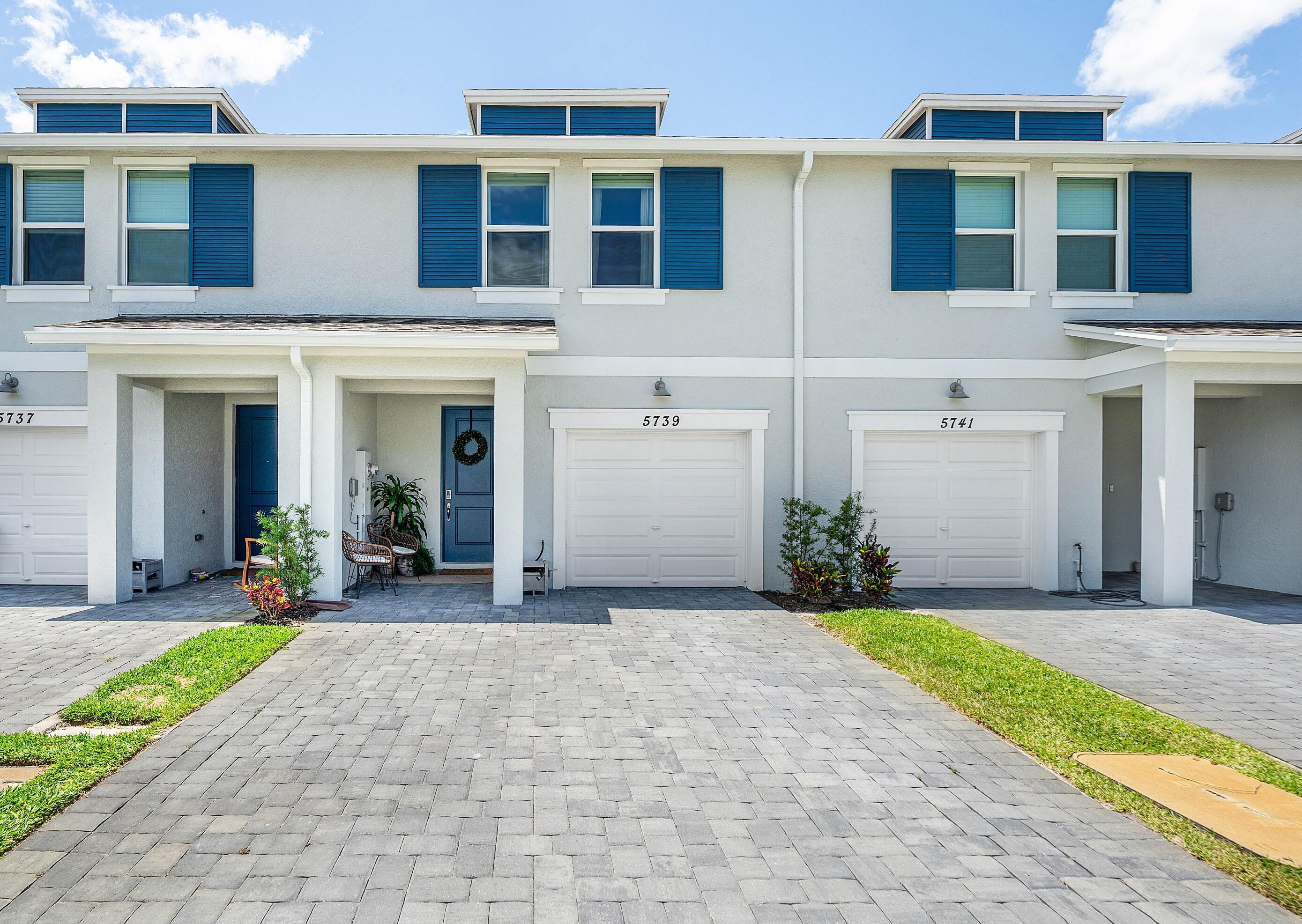 5739 SE Edgewater Circle