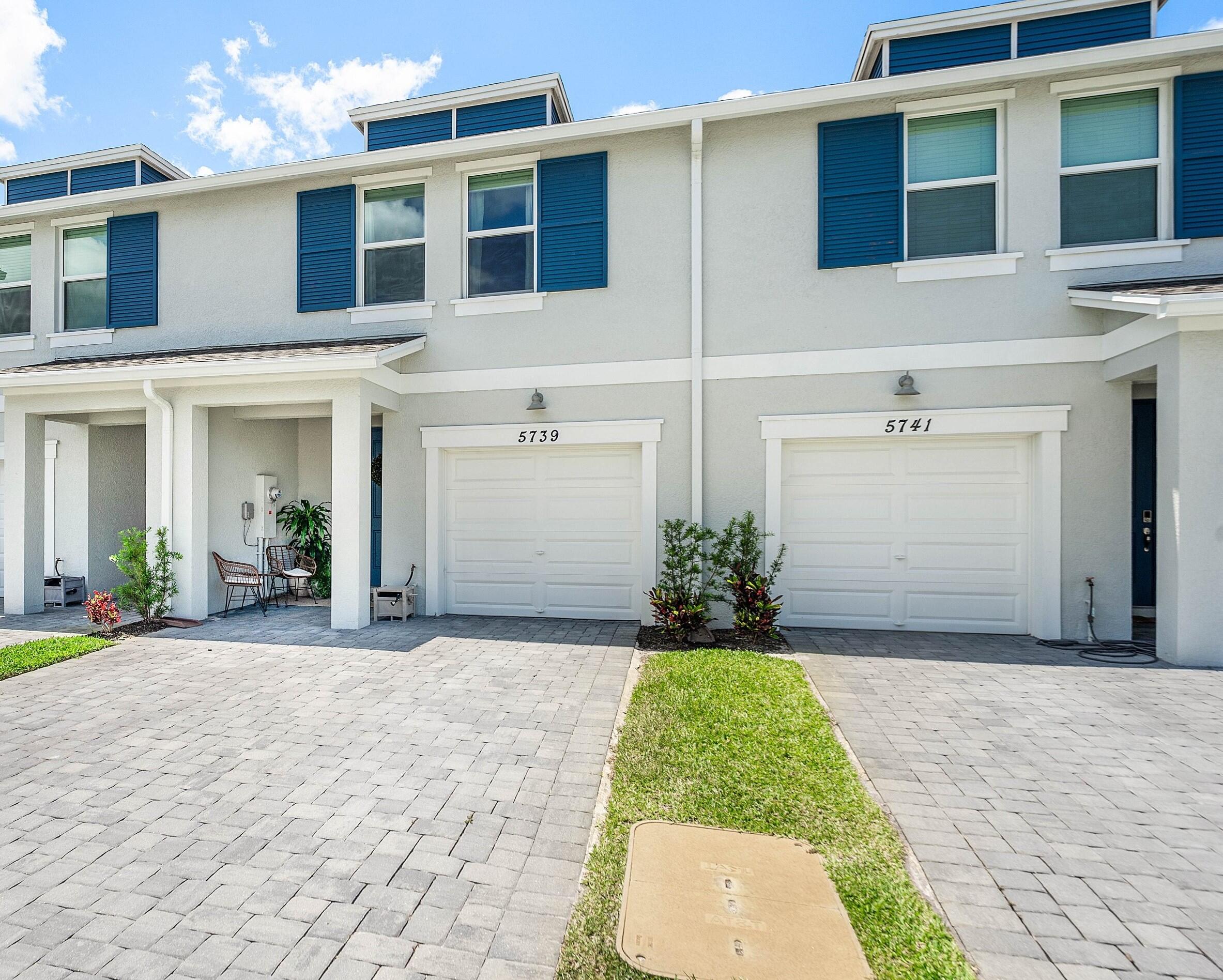 5739 SE Edgewater Circle