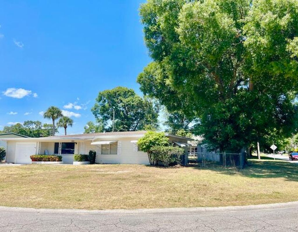 Photo of 1950 Esplanade Avenue E, Fort Pierce, FL 34982 (MLS # R10983533)