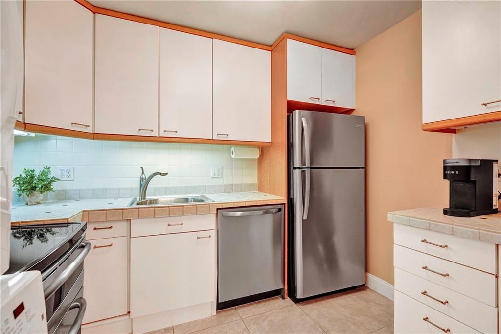 BAY COLONY CLUB - Residential