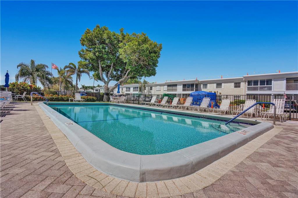 BAY COLONY CLUB - Residential