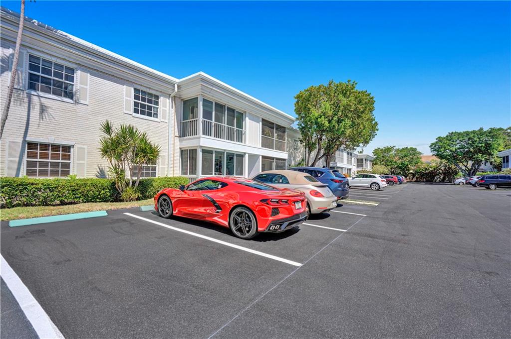 BAY COLONY CLUB - Residential