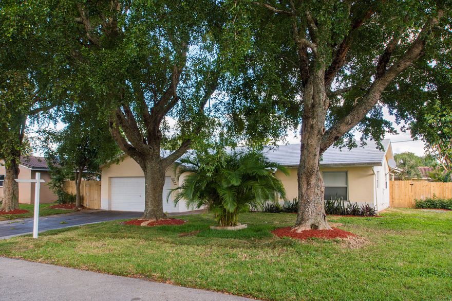 STUNNING!! EVERYTHING IS UPDATED. LIKE NO OTHER IN THE NEIGHBORHOOD.STAINLESS STEEL APPLIANCES.CERAMIC FLOOR THROUGHOUT. BEAUTIFUL PATIO WITH POOL AND COVERED AREA. BEAUTIFUL LANDSCAPING. AREA THAT YOU CAN USE AS EXTRA ROOM. CENTRALLY LOCATED & GOOD SCHOOLS, SHOPPING AND MAJOR ROADS. NO HOA! . VERY GOOD INVESTMENT OR FIRST HOME. NEW TITLE ROOF. EASY TO SHOW!
THE BACK YARD WAS DAMAGED BY ILMA, IT WILL BE FIXED.