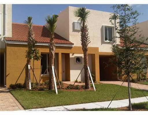 NICE PRIVATE TOWNHOUSES, 3 BEDROOMS,MASTER IS IN THE FIRST FLOOR, QUIET COMMUNITY, CLOSE TO EVERYTHING.