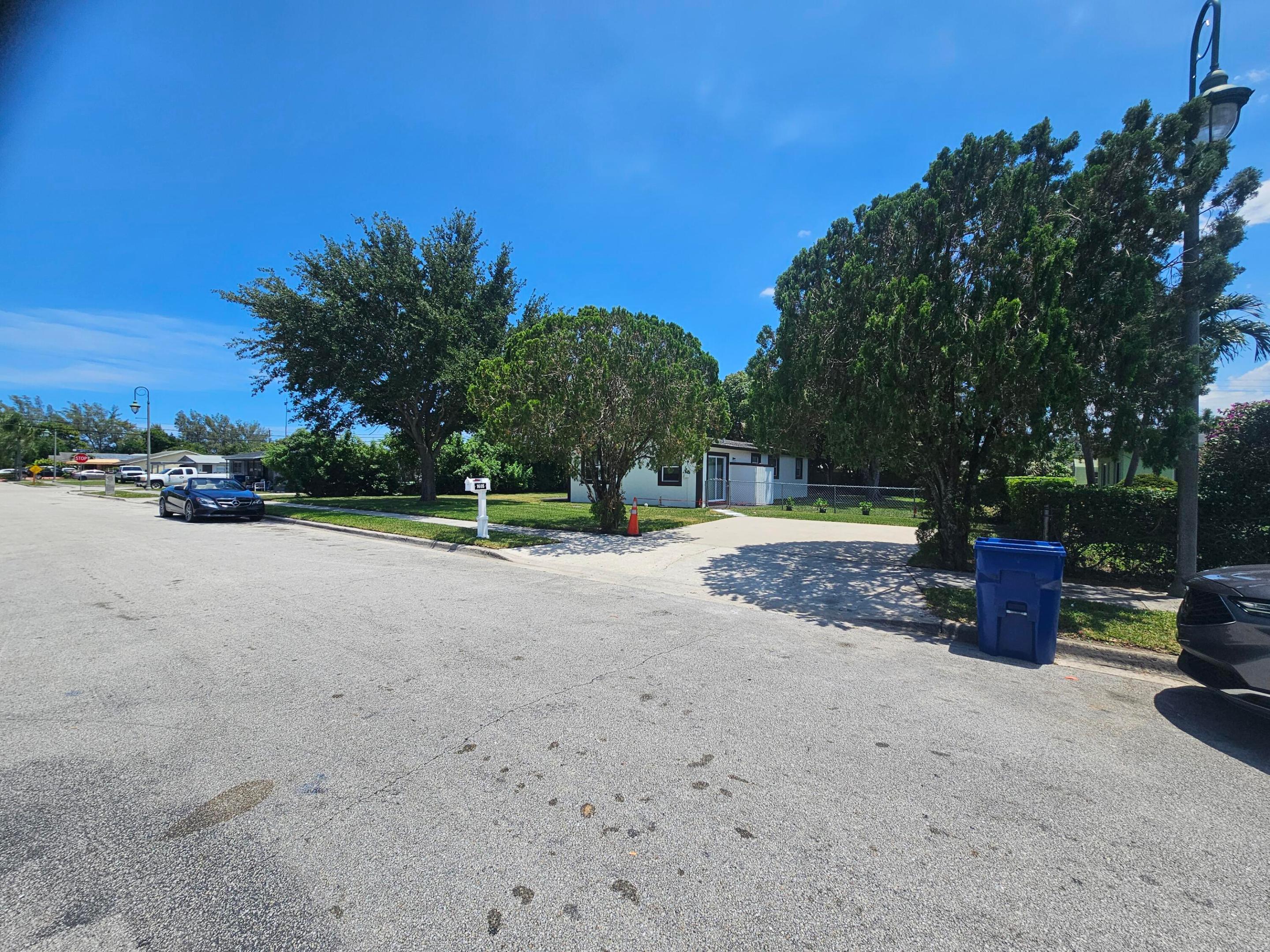 1605 W 10th Street