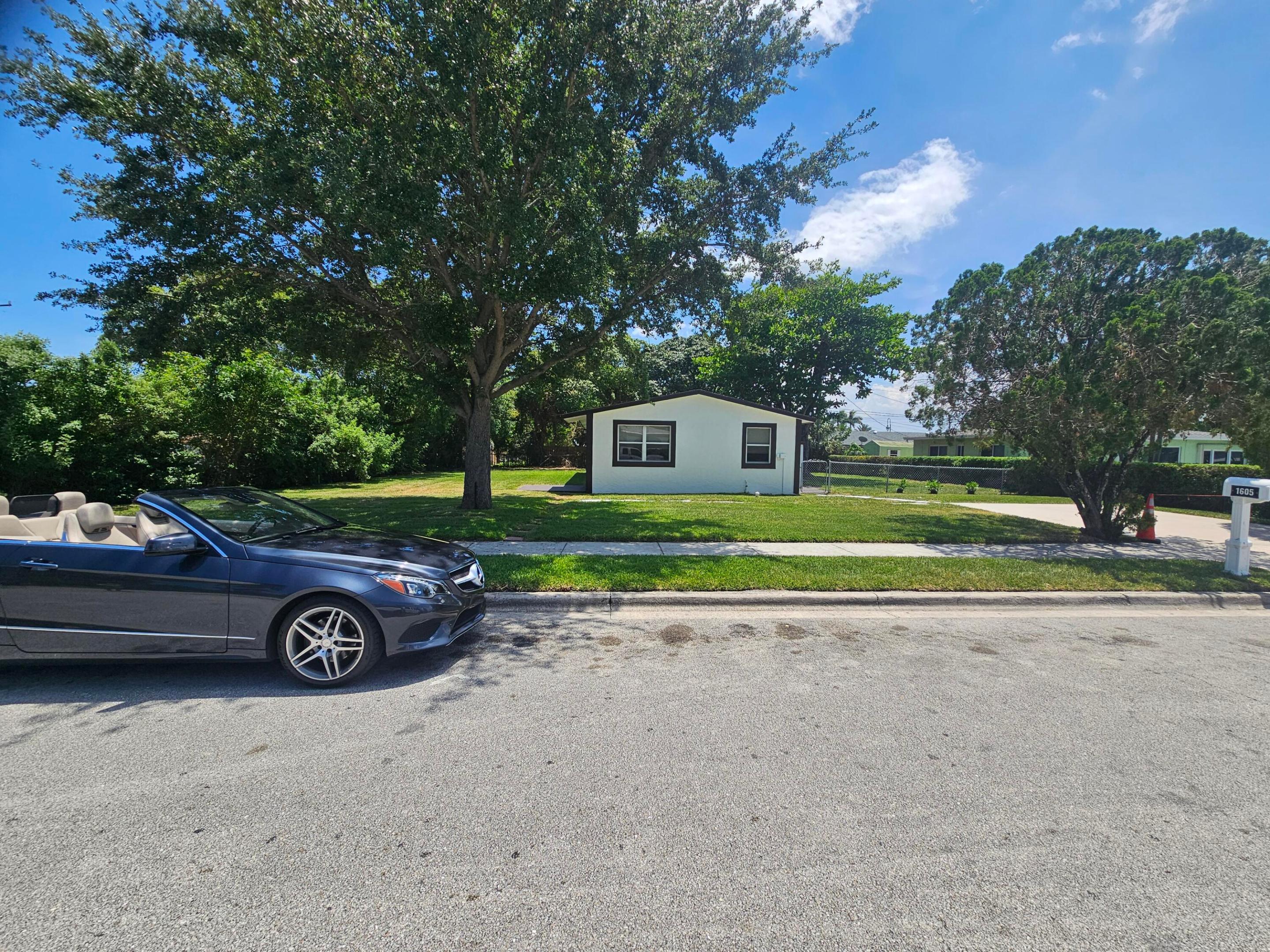 1605 W 10th Street