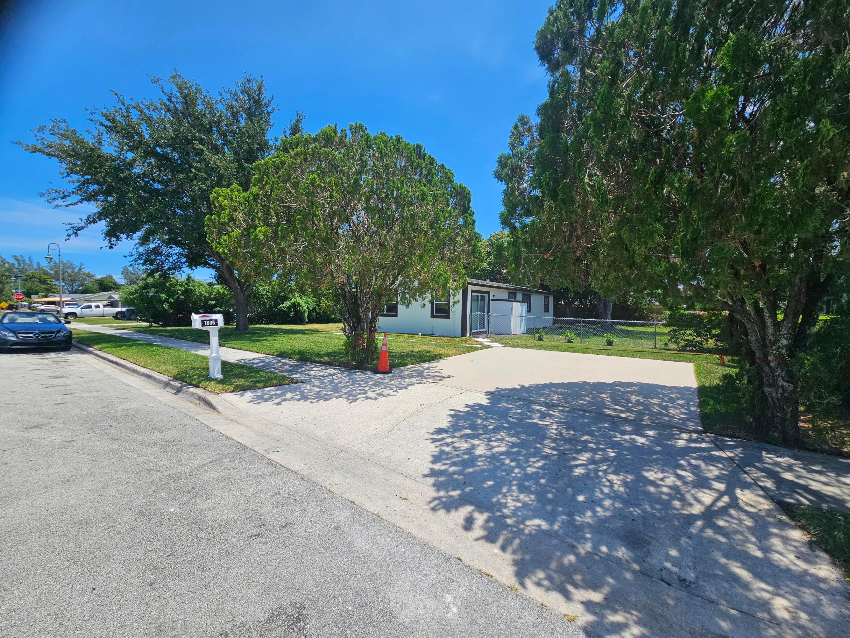 1605 W 10th Street