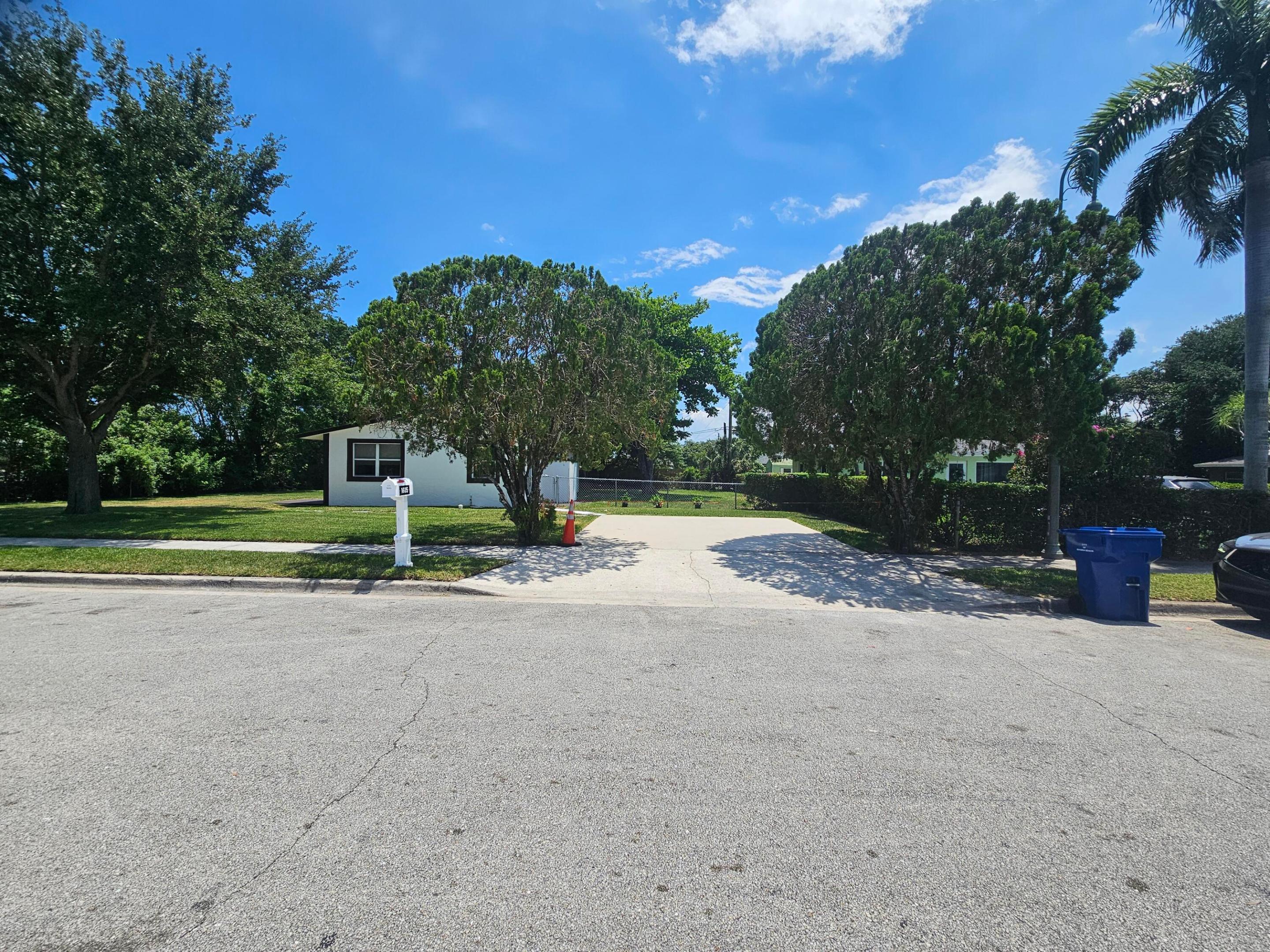 1605 W 10th Street