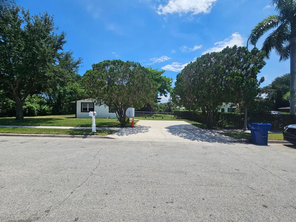 Photo of 1605 W 10th ST, Riviera Beach, FL 33404 (MLS # B26031127)