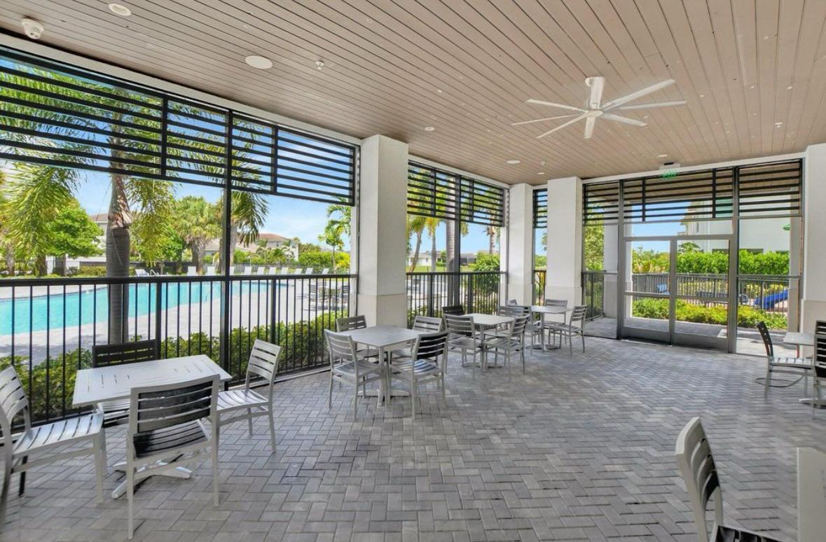 CRYSTAL LAKE 1ST SEC - Residential