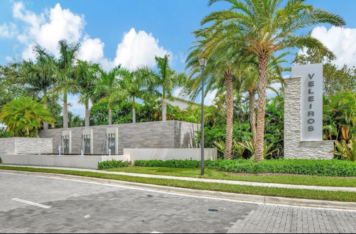 CRYSTAL LAKE 1ST SEC - Residential