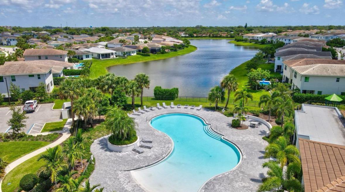 CRYSTAL LAKE 1ST SEC - Residential