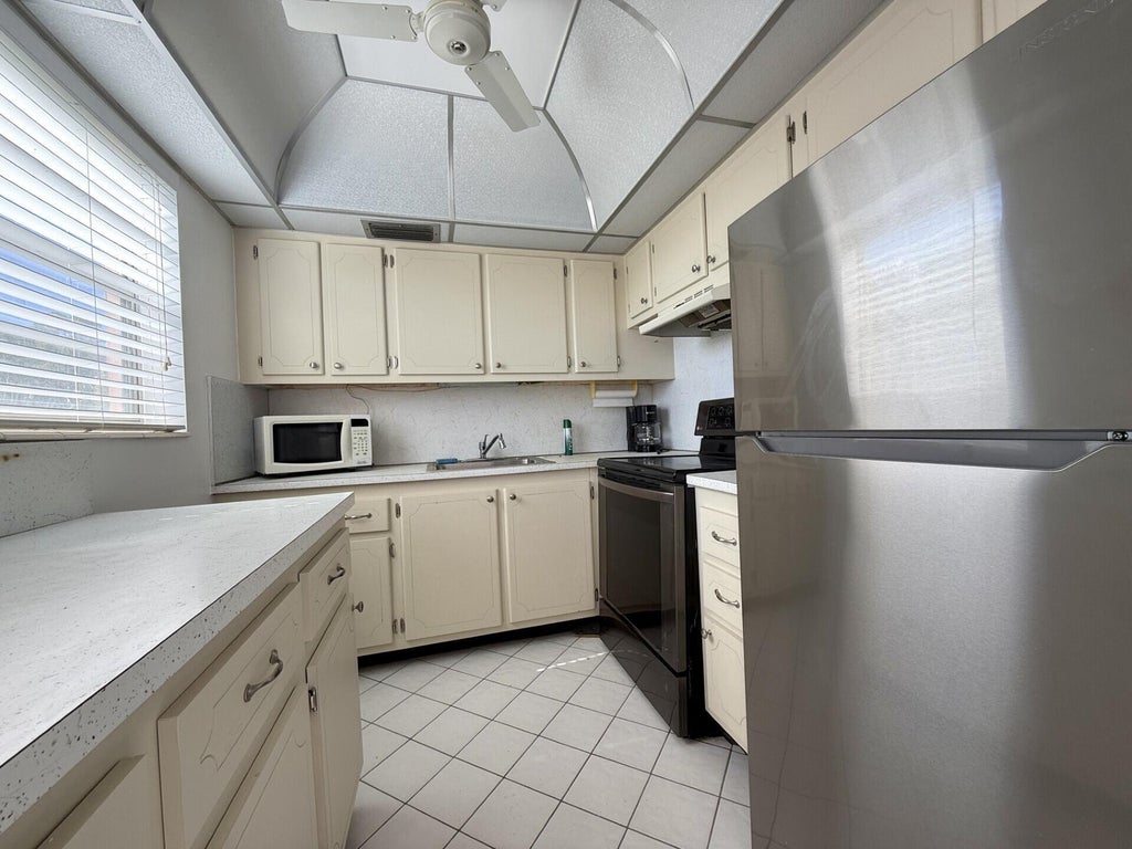 Photo of 9 Hastings A #9, West Palm Beach, FL 33417 (MLS # B26048110)