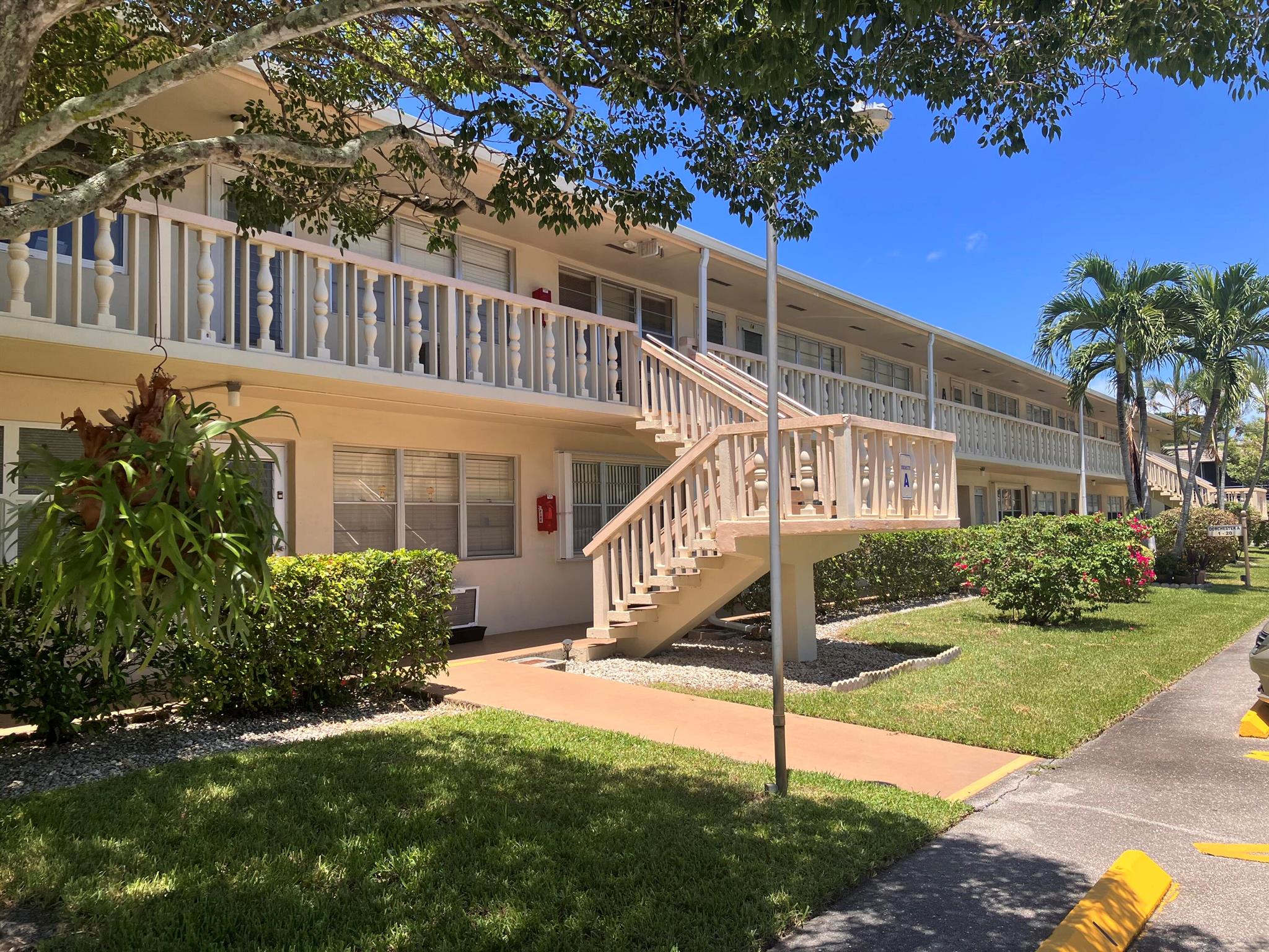 Great location for a 1:1 downstairs unit. All tile floor, upgraded bathroom with walk in shower, painted kitchen cabinets. Building in good shape, Concrete work completed 2024, New roof 2020. Pets allowed 2 small pets less than 20 pounds. Rentable once in a lifetime. No Special Assessments. Don't miss this one.Motivated seller.