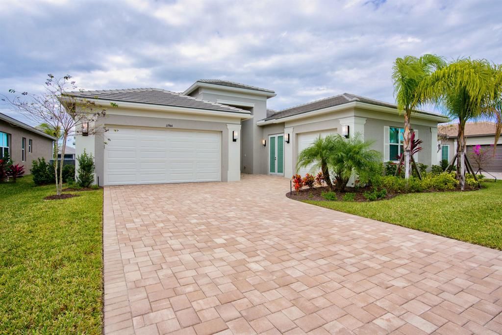 Photo of 11944 SW Hunter Hill Avenue, Port Saint Lucie, FL 34987 (MLS # R10755754)