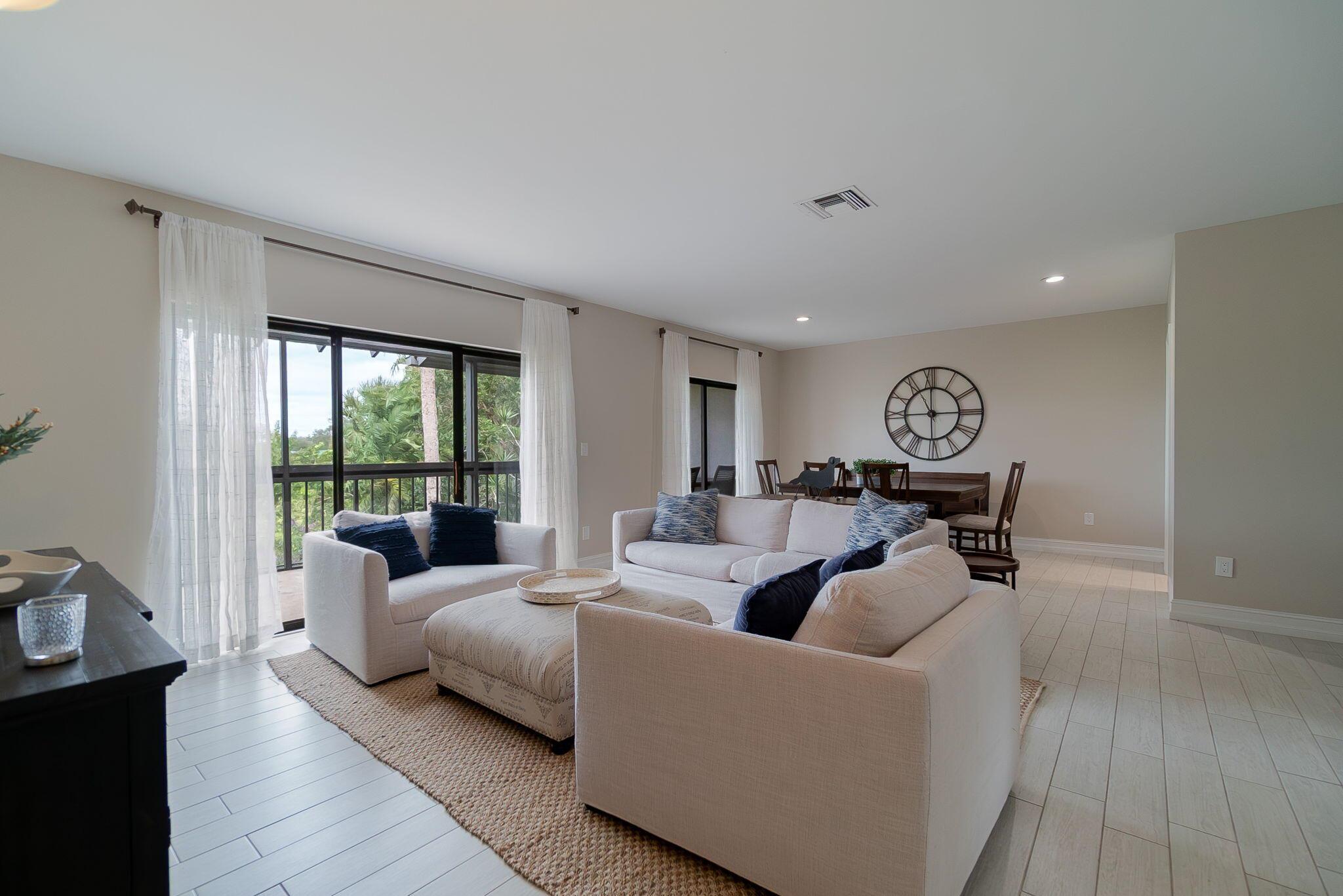 Beautiful 3 Bedroom and 3 bathroom apartment, with beautiful views. This is a great place to spend the whole year and the winter equestrian season! Close to all equestrian venues, shopping and dining. Use of Palm beach Polo Club is included.