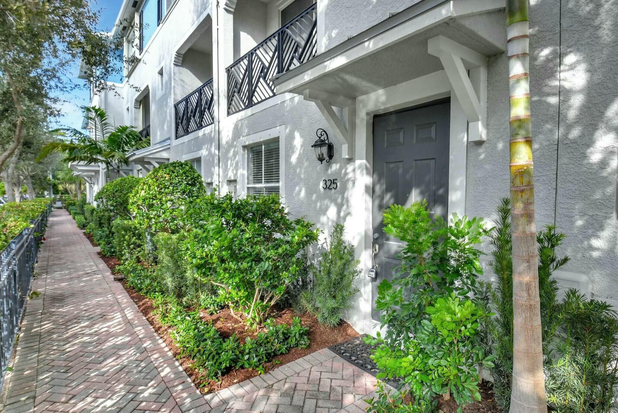 Updated townhouse in excellent Downtown Delray Beach location. Two bedrooms with a bonus room on the ground floor. Located just three blocks from shopping and restaurants on Atlantic Avenue.