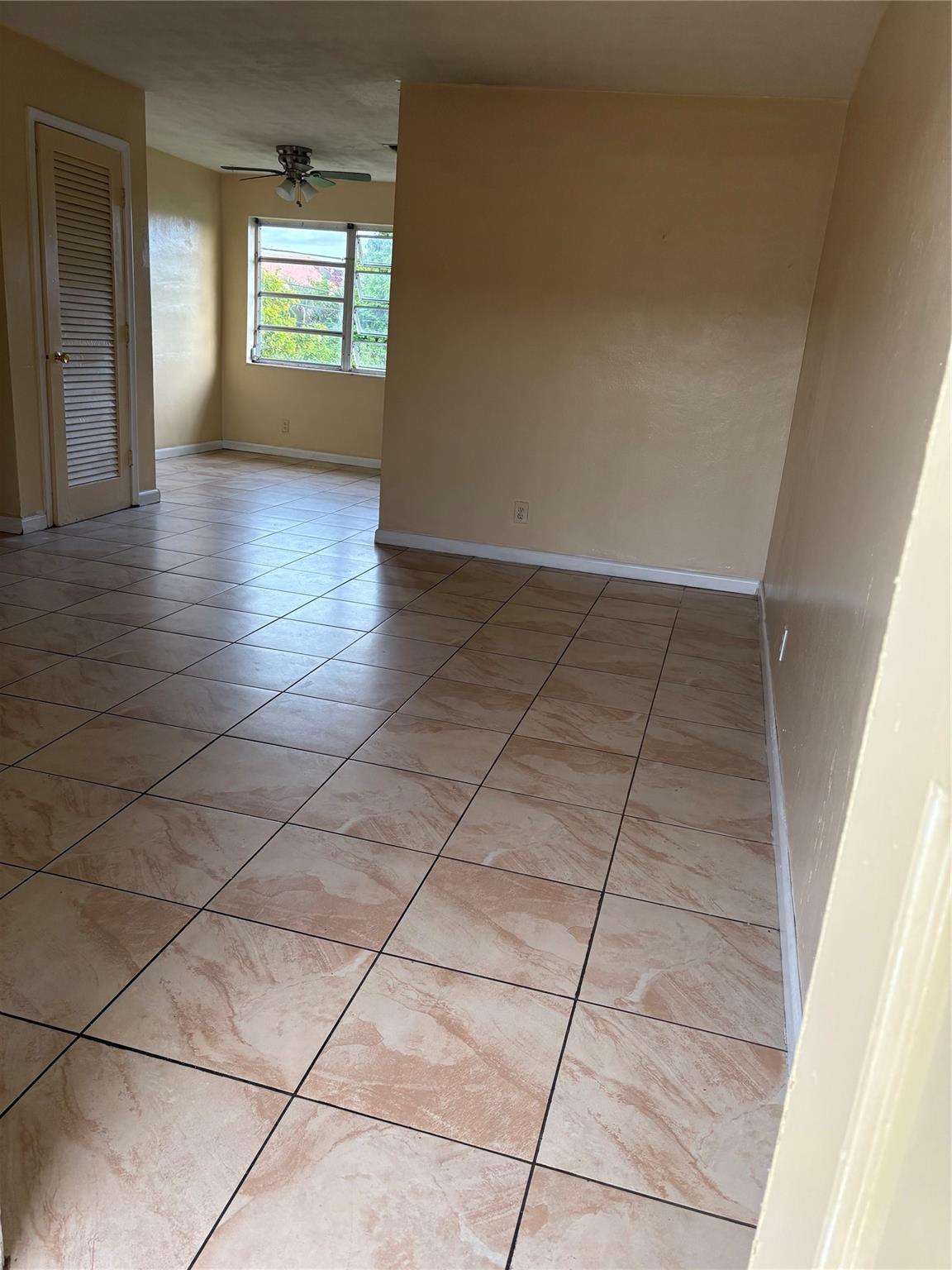 Nice 2 bedroom 1 bath unit in small quiet 2 building complex. No association fast approval process. ***Working Sec #8 renters welcome) Easy showing First and security move in. No Previous Eviction