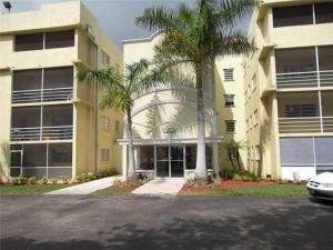 ONE BEDROOM AND 1 1/2 BATHROOMS LOCATED RIGHT OFF 441 IN BOCA RATON. ALL TILE- NO CARPETS HERE!AMENITIES INCLUDE FITNESS FACILITY, BILLARDS, TENNIS AND MULTIPLE POOLS - LANDLORD REQUIRES FIRST - LAST - SECURITY