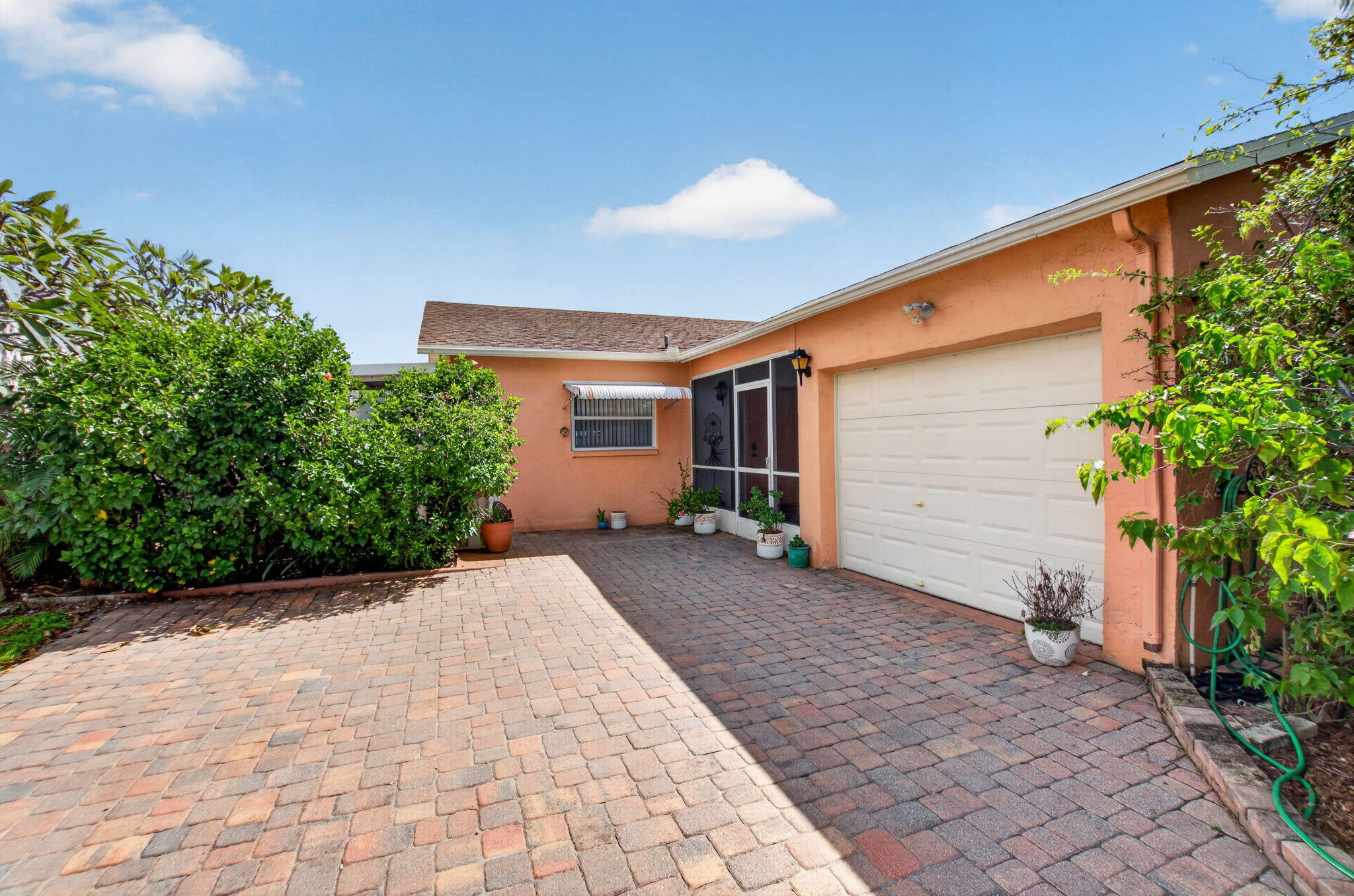 5537 Mirror Lakes Boulevard