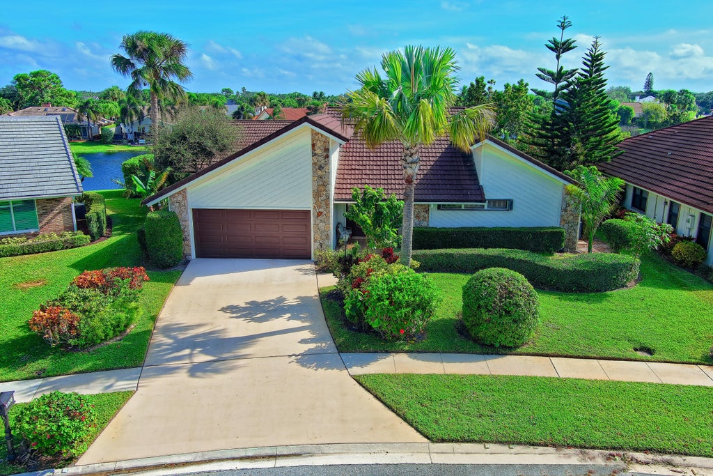 Photo of 12870 La Rochelle Circle, Palm Beach Gardens, FL 33410 (MLS # B26076736)