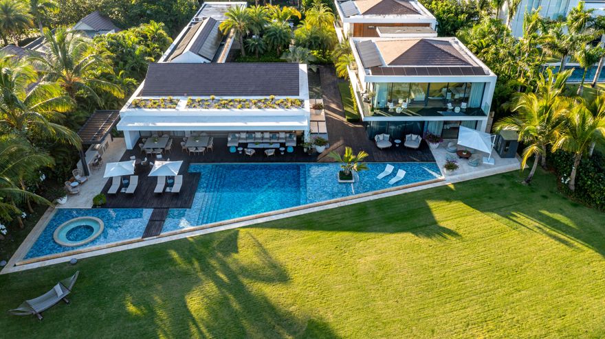 Río Arriba 12 is a stunning countryside villa offering 1,516.52 m² of luxurious living space on a 3,302.11 m² lot. Designed by architect Alejandro Acebal, this home features six spacious bedrooms with walk-in closets, six and a half bathrooms, and two staff rooms with their own bathrooms. Enjoy modern amenities including a newly designed indoor and outdoor kitchen, air conditioning throughout, a TV room, a chauffeur's room, a beauty salon with a hair washing and drying area, a private cinema, and a climate-controlled living and dining area. The property also boasts a BBQ area, high-end furniture from Altri-Tempi and Restoration Hardware, a full sound system, solar panels, security cameras, and smart home automation for curtains, lighting, and sound. With breathtaking views of Dye Fore golf course and the sea, this villa combines comfort, elegance, and modern technology in a perfect setting.