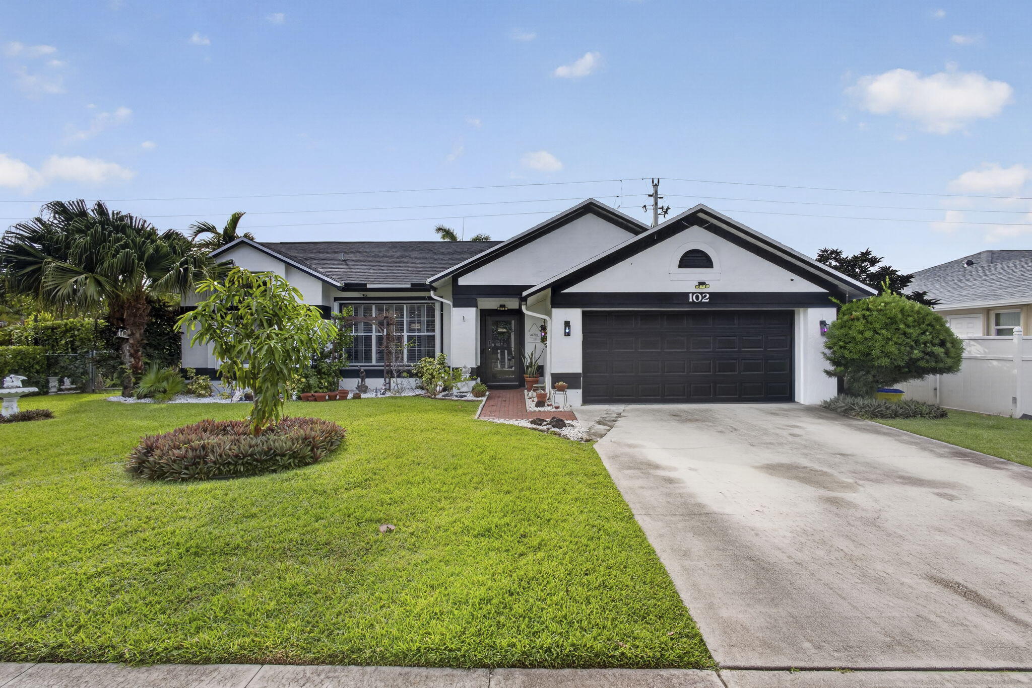 102 E Royal Pine Cir Court