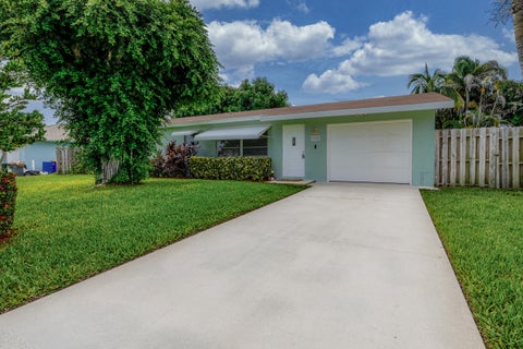 Photo of 2038 SE Monroe Street, Stuart, FL 34997 (MLS # B26060859)