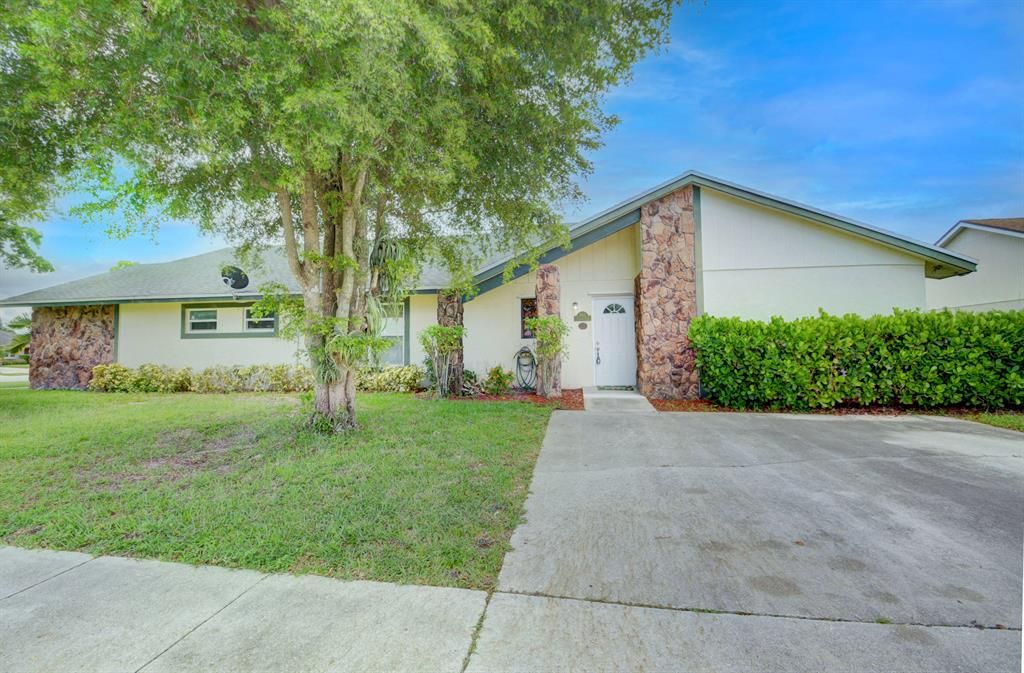 Photo of 865 Lantern Tree Lane, Wellington, FL 33414 (MLS # R10737647)