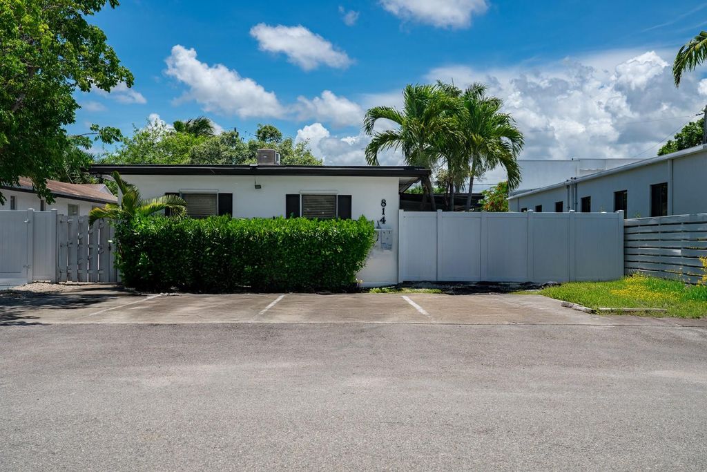 Photo of 814 NE 14 Place #2, Fort Lauderdale, FL 33304 (MLS # F10549384)