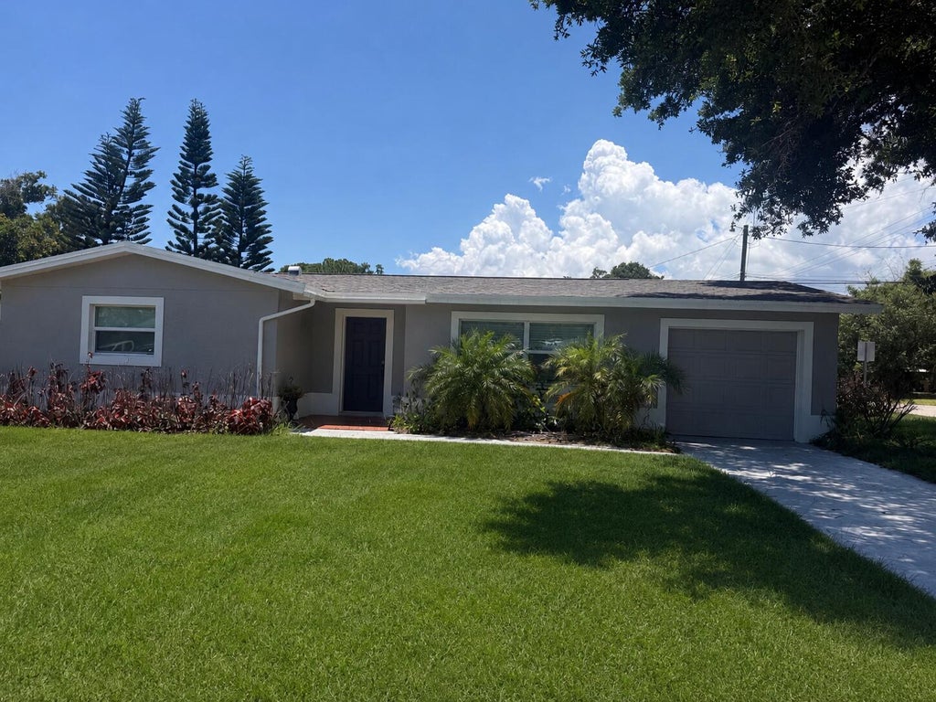 Photo of 907 Antigua Avenue, Fort Pierce, FL 34982 (MLS # B26039785)