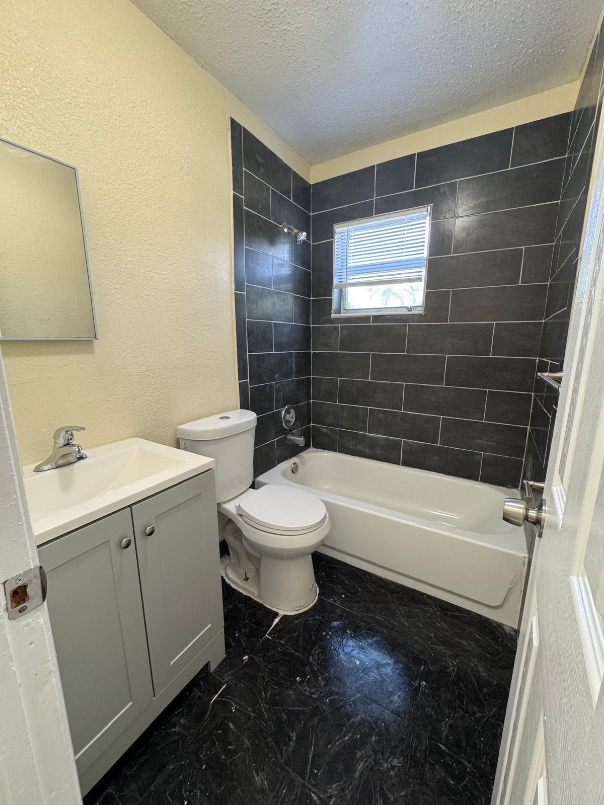200 NW 14TH Street 5