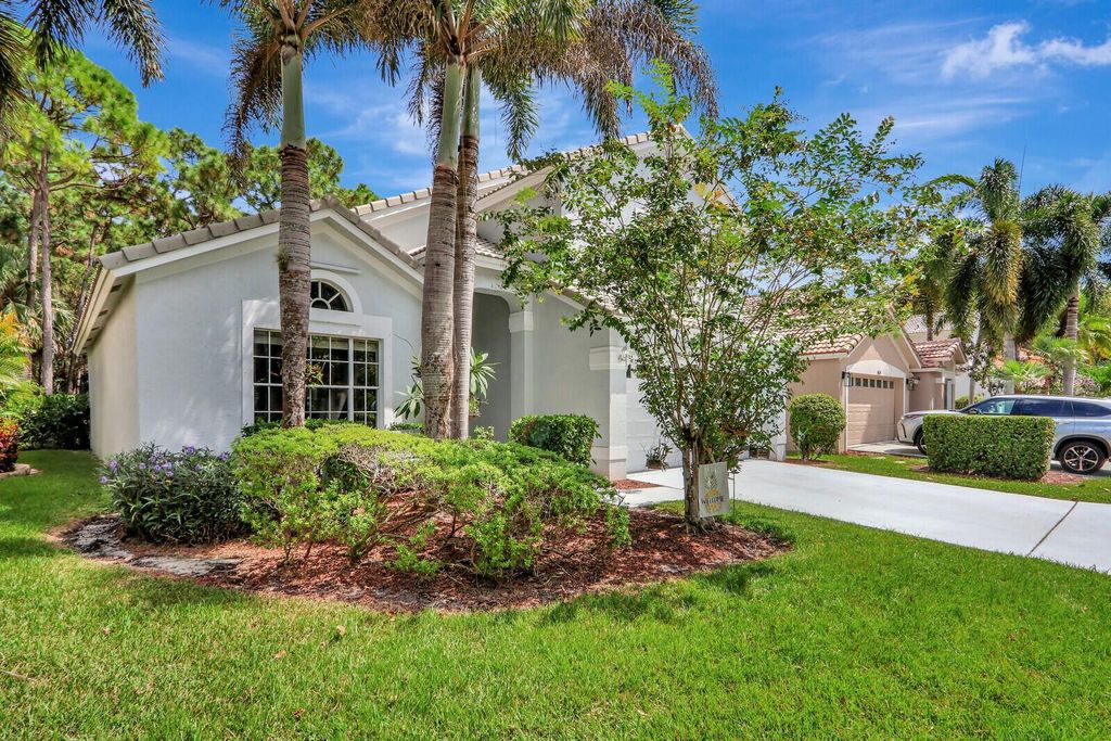Photo of 406 Woodview Circle, Palm Beach Gardens, FL 33418 (MLS # R10913067)